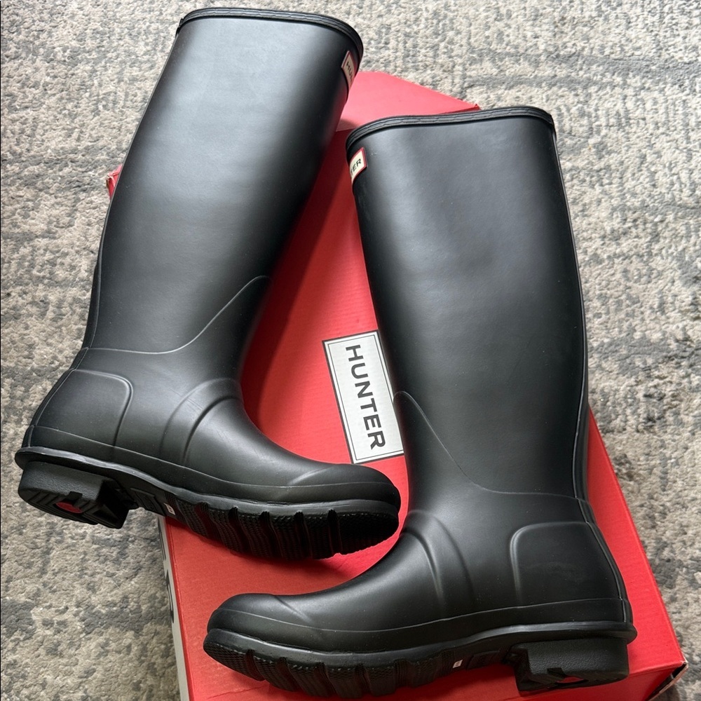 Hunter Classic Black Waterproof Boots - Picture 2 of 9